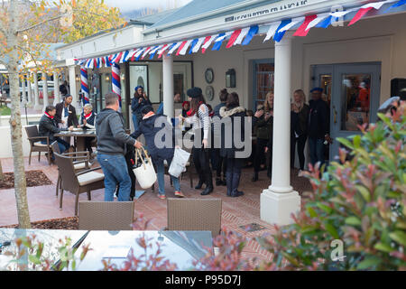 Masse der Leute draußen Pub Restaurant genießen Sie die Bastille Day Feier in Franschhoek, Kapstadt, Südafrika, 14. Juli 2018 Stockfoto