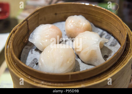 Dim Sum, traditionelle kantonesische Knödel, in Bambus Steamer gegart Stockfoto