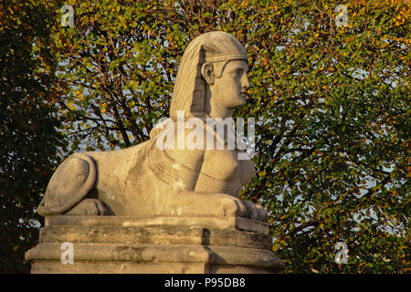 Sphinx Skulptur mit Bäumen hinter in den Tuileriengärten, Paris, in weichen Abendsonne Stockfoto