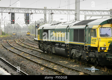 Freightliner Class 66 Diesel Lokomotive 66590 Warten an roten Signal in Carlisle Station, UK. Stockfoto