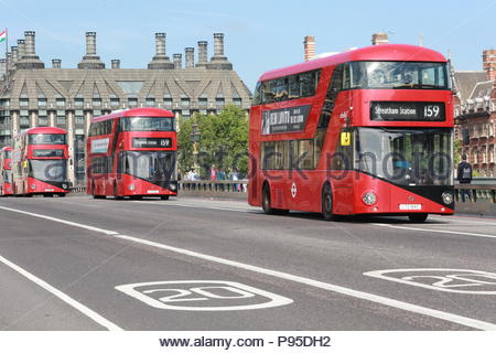 Herrliches Wetter mit Sonnenschein in London am Ufer der Themse als rote Busse, überqueren Sie die Westminster Bridge Stockfoto