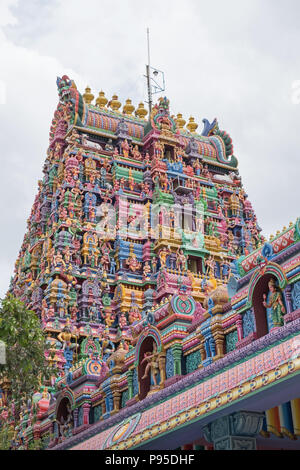 Ein Gopuram, oder Eingang Turm, an der Vorderseite des Karpaga Vinyagar Tempel an Pillaiyarpatti in Tamil Nadu, Indien Stockfoto