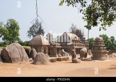 Die fünf Rathas, oder Wagen für die Götter, in Mamallapuram in Tamil Nadu, alle geschnitzt aus einzelnen Blöcken aus Granit Stockfoto