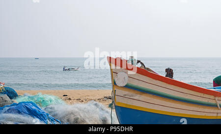 Boot von der lokalen Fischereiflotte bei Kovalam in Tamil Nadu, Indien Strände. Der küstenfischerei an der Coromandel Küste besteht hauptsächlich aus Garnelen Stockfoto