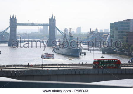 Wetter in London so viele Gebäude öffnen für Wochenende offenen Gärten mit herrlichem Blick auf die Themse, die Tower Bridge und der HMS Belfast. Stockfoto