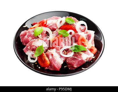 Ungekocht Shish Kebab an der Platte. Rohes Schweinefleisch Grillen auf weißem Hintergrund Stockfoto