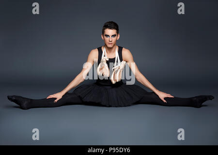 Stattliche Ballett Künstler in Tutu Rock Stockfoto