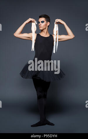 Stattliche Ballett Künstler in Tutu Rock Stockfoto