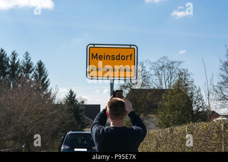 Stadt Ortseingangsschild des Dorfes Meinsdorf, Stadt Dessau-Roßlau in Deutschland. Stockfoto