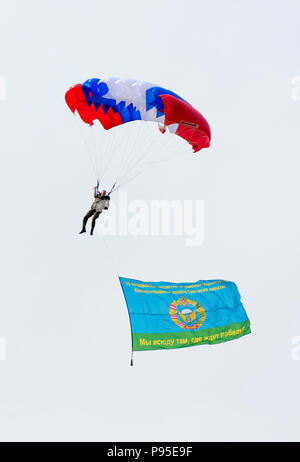 Alabino, Moskauer Gebiet, Russland - Juli 29, 2017: Russische Fallschirmjäger demobilisiert mit einer Flagge zu Fuß während des Fest der Russischen Air Assault Truppen Stockfoto