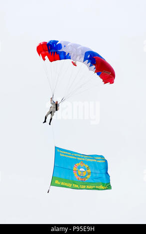 Alabino, Moskauer Gebiet, Russland - Juli 29, 2017: Russische Fallschirmjäger demobilisiert mit einer Flagge zu Fuß während des Fest der Russischen Air Assault Truppen Stockfoto