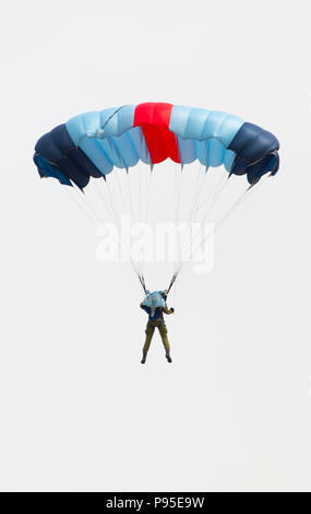 ALABINO, Moskauer Gebiet, Russland - Juli 29, 2017: Der Russische Fallschirmjäger zeigen Skill der Landung am Fest der Russischen Air Assault Truppen Stockfoto