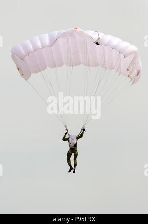 ALABINO, Moskauer Gebiet, Russland - Juli 29, 2017: Der Russische Fallschirmjäger zeigen Skill der Landung am Fest der Russischen Air Assault Truppen Stockfoto