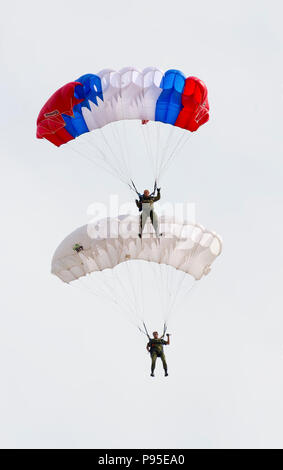 ALABINO, Moskauer Gebiet, Russland - Juli 29, 2017: Der Russische Fallschirmjäger zeigen Skill der Landung am Fest der Russischen Air Assault Truppen Stockfoto