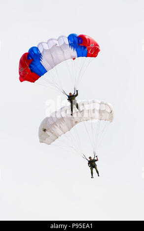 ALABINO, Moskauer Gebiet, Russland - Juli 29, 2017: Der Russische Fallschirmjäger zeigen Skill der Landung am Fest der Russischen Air Assault Truppen Stockfoto