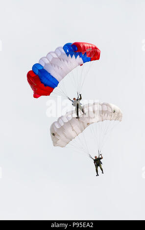 ALABINO, Moskauer Gebiet, Russland - Juli 29, 2017: Der Russische Fallschirmjäger zeigen Skill der Landung am Fest der Russischen Air Assault Truppen Stockfoto