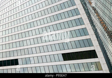 Moderne minimalistische Architektur mit viel Platz Glasfenster und Farben auf dem Gebäude. Der Rhythmus der Fenster. Geometrische Muster. Stockfoto