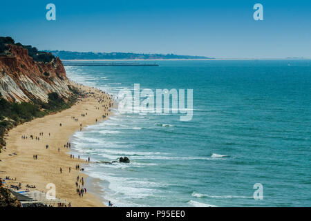 Landschaft mit Blick auf den Strand in Albufeira Portugal Europa an einem sonnigen Tag Stockfoto