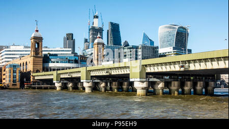 Cannon Street Railway Bridge über die Themse in London, Tower 42, des Leadenhall Building, 20 Fenchurch, dem Skalpell, Cannon Street Station Stockfoto