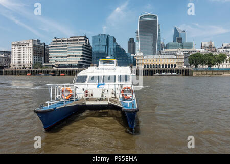 MBNA Thames Clipper Katamaran mit der Shell und der nördlichen Gebäude, Turm 42, 52 Lime Street, 20 Fenchurch, die Admiralität, London Stockfoto