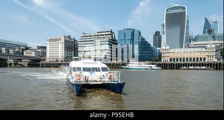 MBNA Thames Clipper Katamaran mit der Shell und der nördlichen Gebäude, Turm 42, 52 Lime Street, 20 Fenchurch, die Admiralität, London Stockfoto