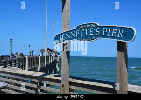 Jennette's Pier ist eine Befestigung in Nags Head seit 1939. Stark durch Hurrikan Isabel im Jahr 2003 beschädigt, der Pier wurde im Jahr 2011 neu erstellt. Stockfoto