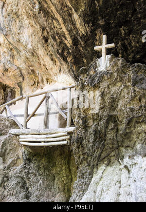 Die Kapelle von Agios Antonios (St. Anthony) in der Höhle der Schlucht Agios Antonios (Canyon), Patsos, Insel Kreta, Griechenland Stockfoto