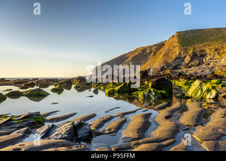 Tregardock Strand Meer Sand Wellen bei Niedrigwasser im Sommer 2018, einsamen Strand abseits der ausgetretenen Pfade, North Cornwall, Cornwall, England, Großbritannien Stockfoto