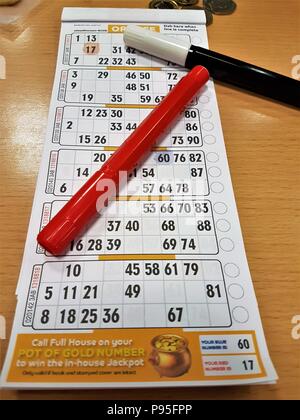 Bingo Tickets und Markierstiften Stockfoto