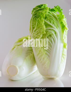 Frischer Chinakohl auf weißem Hintergrund. Stockfoto