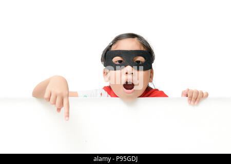 Superhelden Mädchen zeigen auf weißen Banner Board auf weißem Hintergrund mit Kopie Platz für die Eingabe von Text isoliert Stockfoto