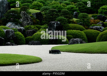 Entworfen von dem renommierten Gärtner Kinsaku Nakane, Garten Adachi's Museum ist wie ein Gemälde oder eine lebendige blättern Sie durch Windows nur angesehen zu werden. Stockfoto