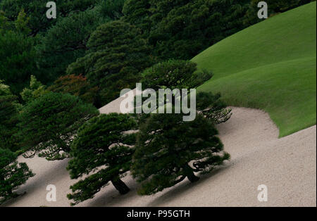 Entworfen von dem renommierten Gärtner Kinsaku Nakane, Garten Adachi's Museum ist wie ein Gemälde oder eine lebendige blättern Sie durch Windows nur angesehen zu werden. Stockfoto