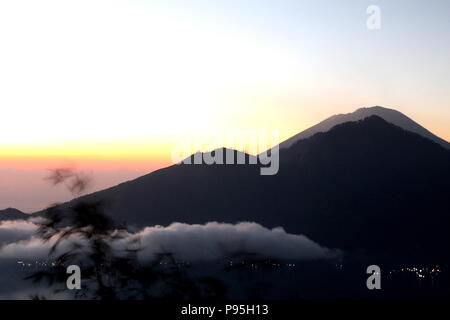 Den Sonnenaufgang Blick vom Gipfel des Mt. Batur in Bali, Indonesien in der Morgendämmerung Stockfoto
