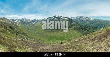 Panorama der Ruisseau le Rieutort Tal in den französischen Pyrenäen, das führt zu den GR10 Wanderweg und das Refuge du Rulhe. Stockfoto