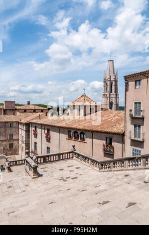 Blick von der Kathedrale von Girona mit Kirche St. Felix im Hintergrund, Girona, Katalonien, Spanien Stockfoto