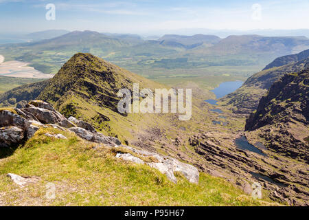 Sommer Blick nach Osten entlang Faha Ridge und Pater Noster Seen in Richtung Berge der Halbinsel Dingle in der Grafschaft Kerry, Irland Stockfoto