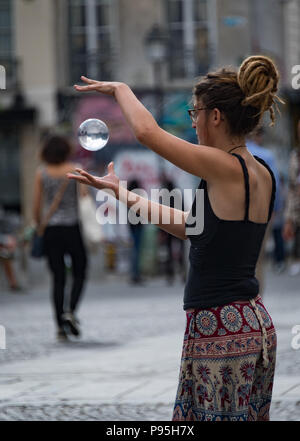 Centre Pompidou, Paris, Frankreich Juni 2018: Street Performer' Crystal levitates 'Kugel im Centre Pompidou, Paris, Frankreich Stockfoto