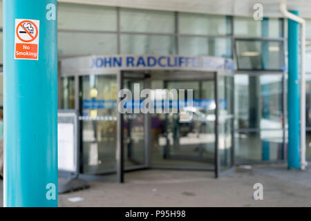 Rauchen verboten Aufkleber auf Säule vor dem Haupteingang zu John Radcliffe Hospital, Oxford, England, Vereinigtes Königreich, Großbritannien Stockfoto