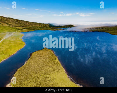 Ein niedriges Niveau Nebel rollt über ein Loch auf der Insel Skye Stockfoto