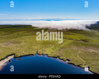 Ein niedriges Niveau Nebel rollt über ein Loch auf der Insel Skye Stockfoto