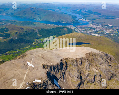 Ben Nevis, dem höchsten Berg im Vereinigten Königreich aus der Luft. Ben Nevis liegt bei 1.345 Meter über dem Meeresspiegel und ist in der Nähe von Fort William entfernt Stockfoto