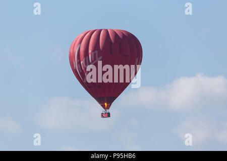 Heißluftballon in den Himmel über Rilla Mühle im Osten Cornwall Stockfoto