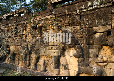 Terrasse der Elefanten im Angkor Thom. Ein Teil der Stadtmauern von Angkor Thom, eine zerstörte Tempelanlage in Kambodscha. Stockfoto