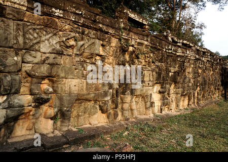 Terrasse der Elefanten im Angkor Thom. Ein Teil der Stadtmauern von Angkor Thom, eine zerstörte Tempelanlage in Kambodscha. Stockfoto