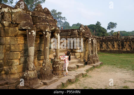 Terrasse der Elefanten im Angkor Thom. Ein Teil der Stadtmauern von Angkor Thom, eine zerstörte Tempelanlage in Kambodscha. Stockfoto