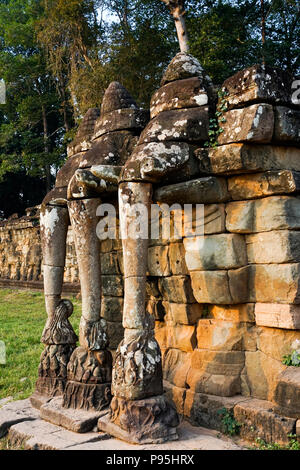 Terrasse der Elefanten im Angkor Thom. Ein Teil der Stadtmauern von Angkor Thom, eine zerstörte Tempelanlage in Kambodscha. Stockfoto