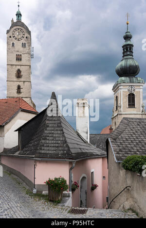 Die Frauenbergkirche und Nicholauskirche unter einem stürmischen Himmel in Stein an der Donau, UNESCO-Weltkulturerbe, Niederösterreich Stockfoto