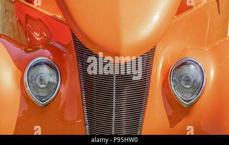 Detail Bild der Vorderseite eines benutzerdefinierten 1930 Hot Rod an einem Auto Show Stockfoto