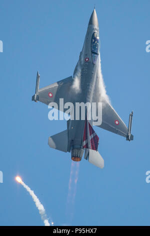 Royal Danish Air Force F-16 Anzeigen in den blauen Himmel über RNAS Yeovilton, UK während der International Air Tag auf 7/7/18. Stockfoto